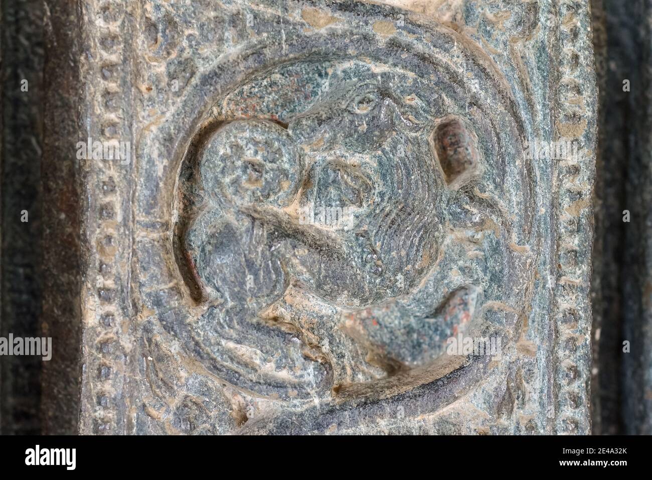 Lakkundi, Karnataka, Inde - 6 novembre 2013 : temple Brahma Jinalaya. Gros plan avec image d'agneau sculptée sur un cadre de porte en pierre gris-noir. Banque D'Images
