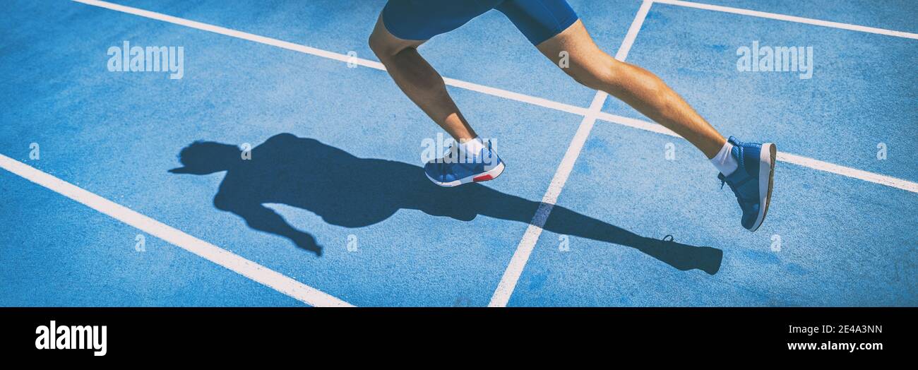 Sprinting homme coureur sprinter athlète chaussures et jambes de course à pied course sur piste et sur piste en compétition avec bannière panoramique rapide arrière-plan Banque D'Images