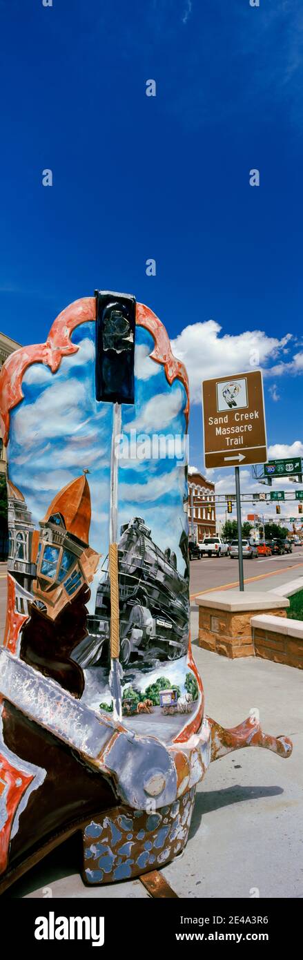 Sculpture de bottes de cowboy dans le centre-ville de Cheyenne, Wyoming, États-Unis Banque D'Images