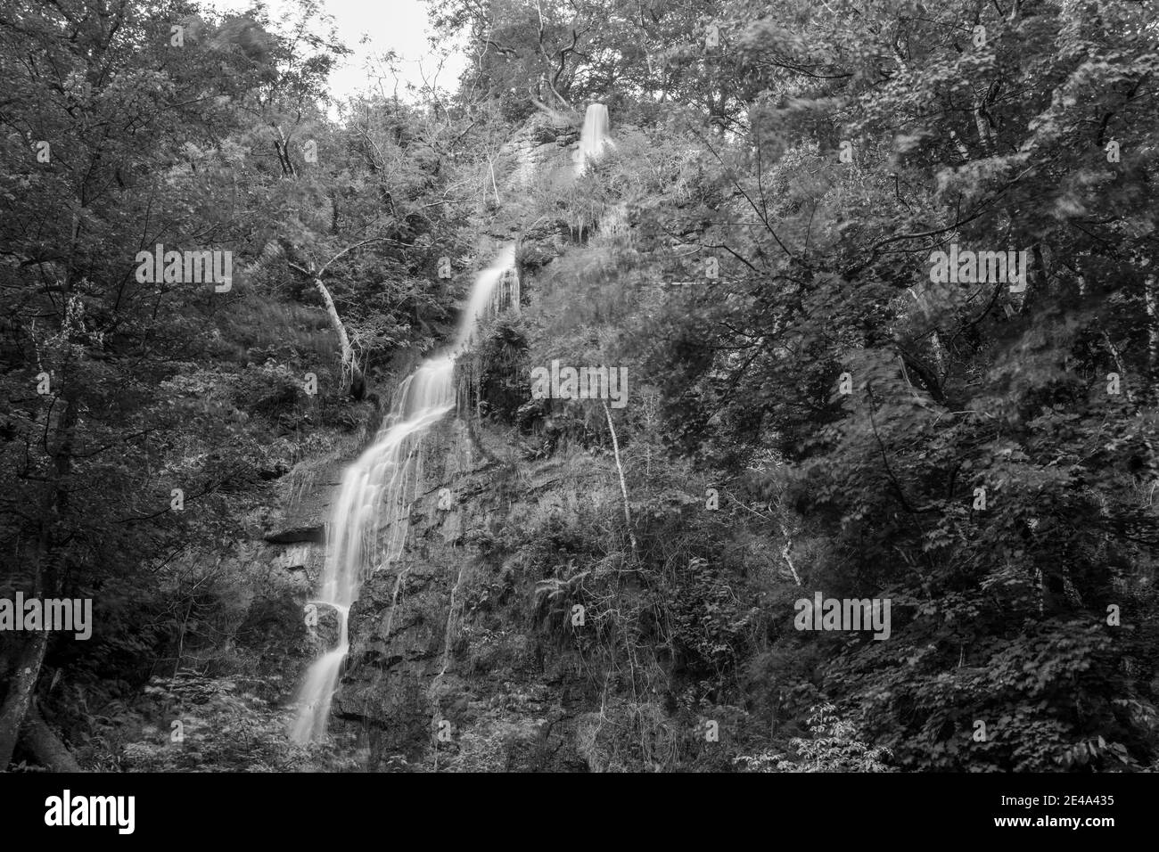 Longue exposition de la cascade qui coule au-dessus de la falaise à Chutes Canonteign à Dartmoor Banque D'Images