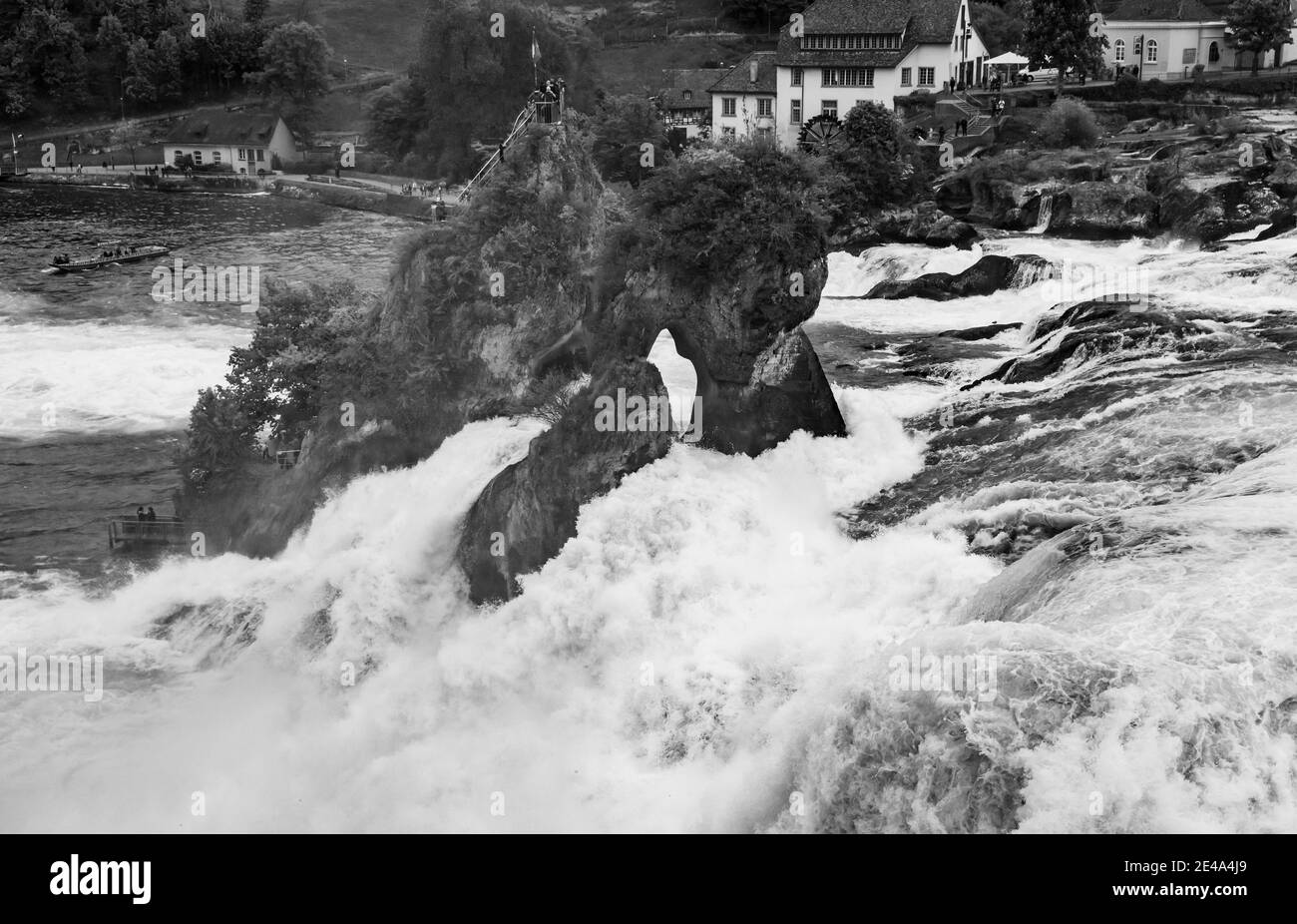Chutes du Rhin, Suisse - 6 mai 2017 : photos de paysage noir et blanc des chutes du Rhin, les touristes sont sur le rocher Banque D'Images