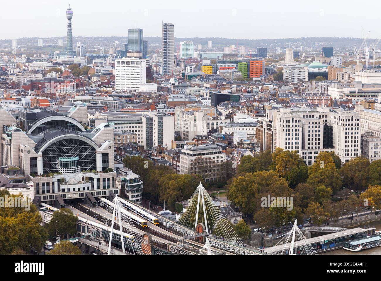 Londres, Royaume-Uni - 31 octobre 2017 : London Cityscape, vue aérienne de la gare de Waterloo avec trains en approche Banque D'Images