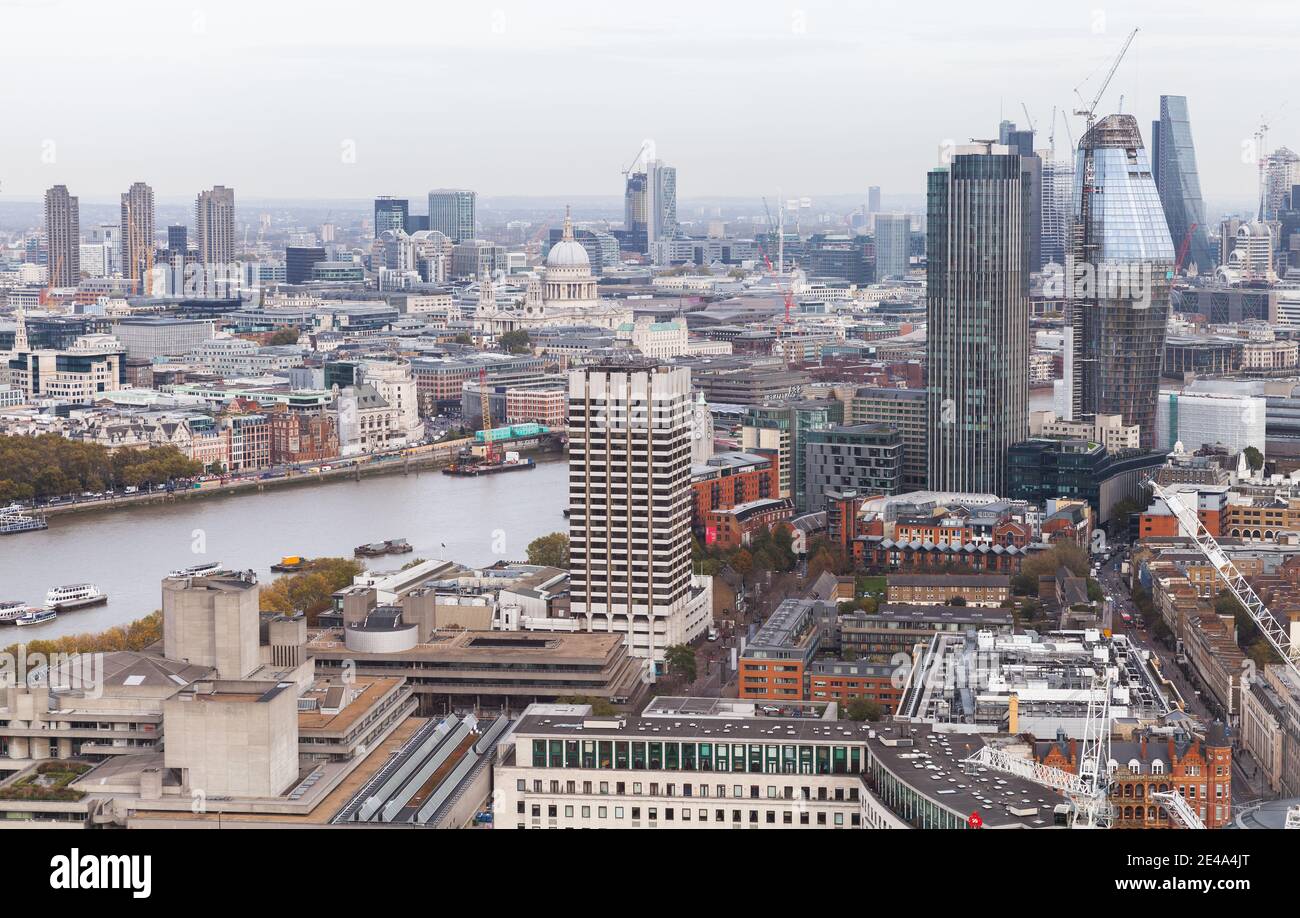 Londres, Royaume-Uni - 31 octobre 2017 : South Bank of River Thames, London Cityscape, vue panoramique Banque D'Images