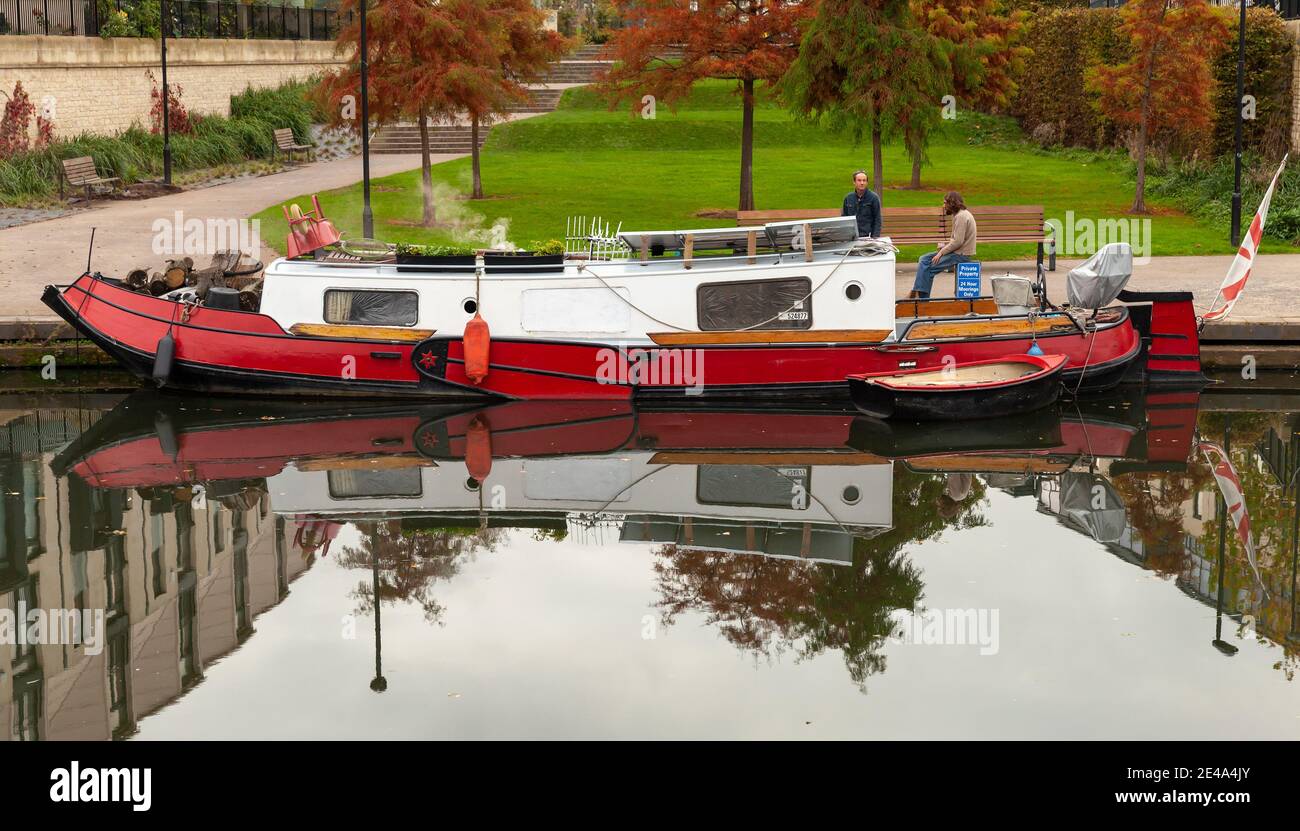 Bath, Royaume-Uni - 2 novembre 2017: Les hommes sont près de rouge blanc bateau amarré à la rivière Avon à Bath Banque D'Images
