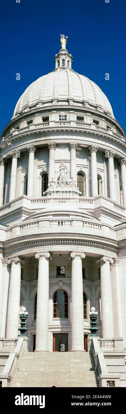 Vue à angle bas d'un bâtiment du gouvernement, Capitole de l'État du Wisconsin, Madison, Wisconsin, États-Unis Banque D'Images