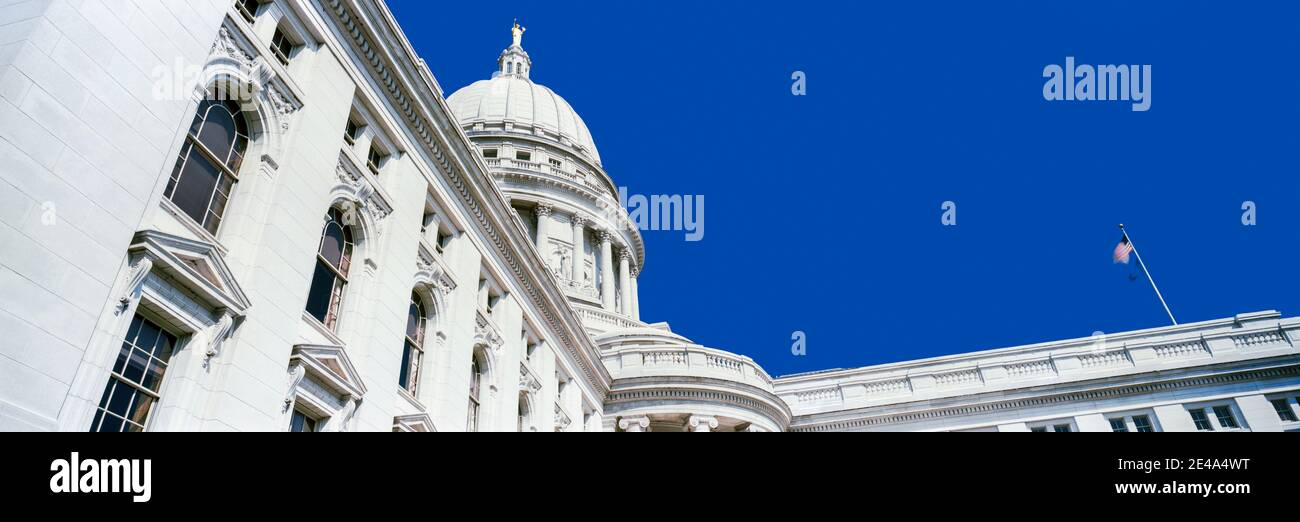 Vue à angle bas d'un bâtiment du gouvernement, Capitole de l'État du Wisconsin, Madison, Wisconsin, États-Unis Banque D'Images