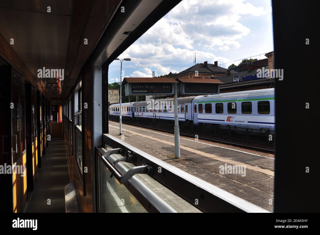 Vue sur la plate-forme depuis la fenêtre du chariot dans le train. Banque D'Images