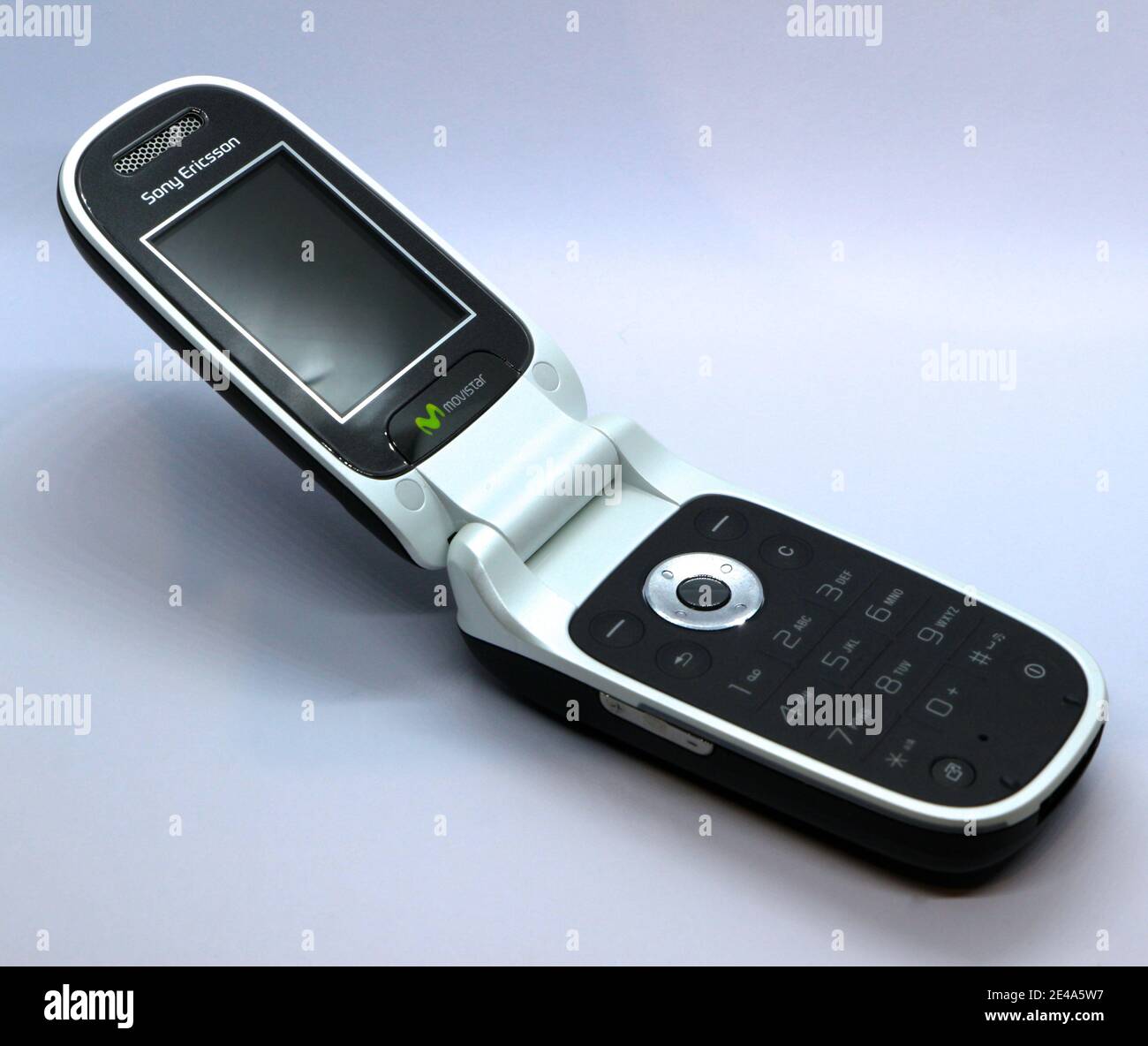 Photo d'un téléphone portable Sony Ericsson Z310 à coque noir et argent sorti en décembre 2006 Banque D'Images