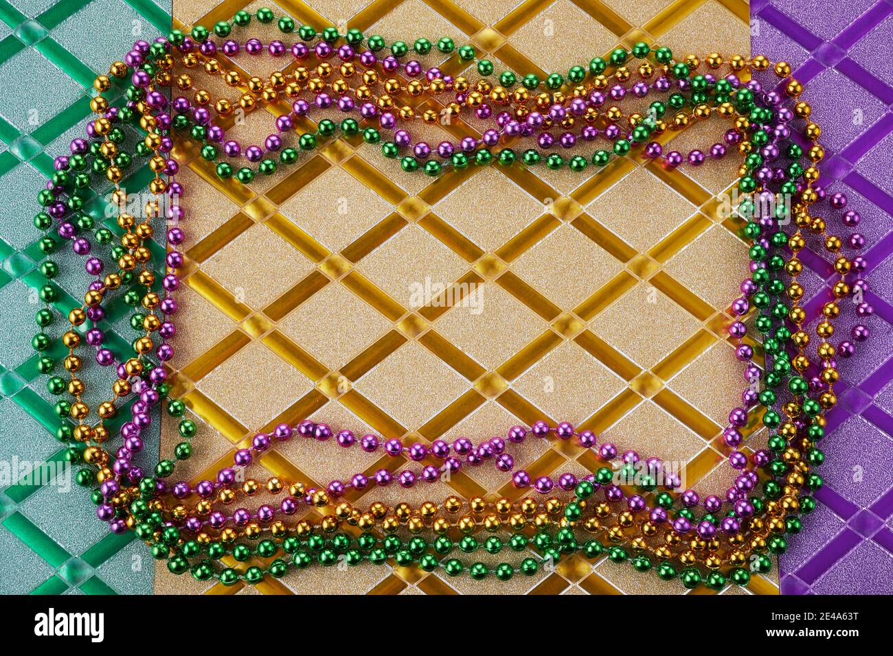 Cadre gras Mardi de trois perles coutres sur trois couleurs arrière-plan brillant Banque D'Images