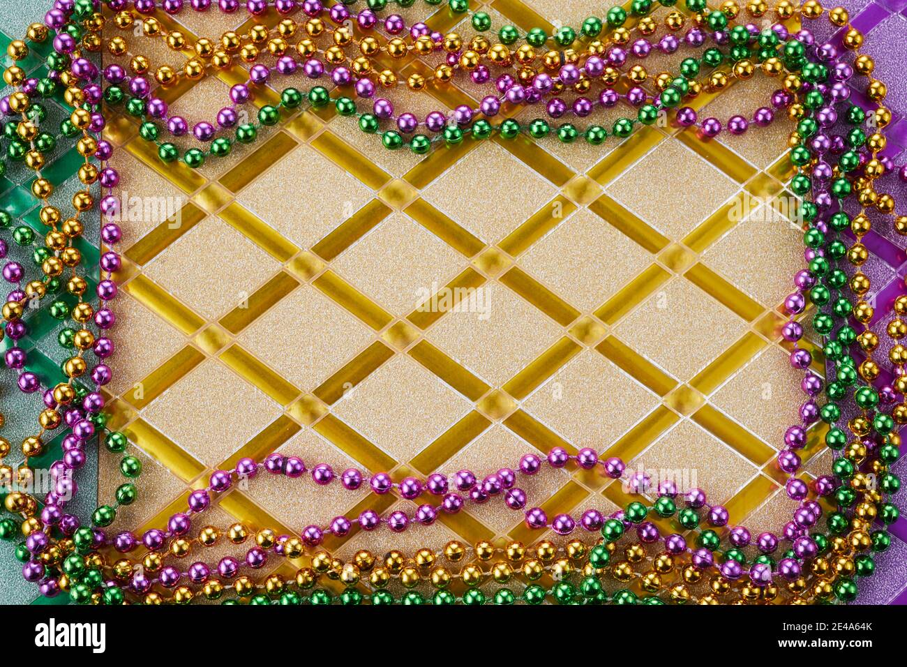 Cadre gras Mardi de trois perles coutres sur trois couleurs arrière-plan brillant Banque D'Images