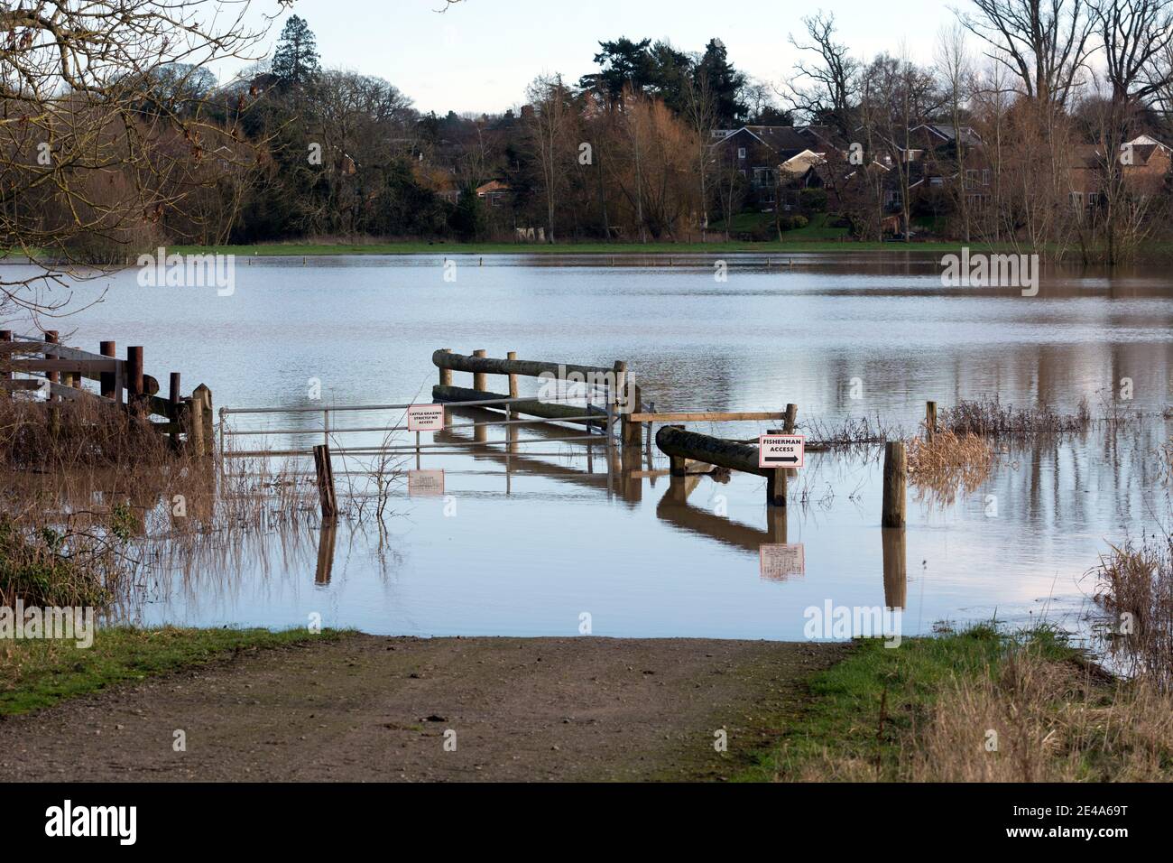 L'eau de crue de la rivière Avon à Barford, Warwickshire, Angleterre, Royaume-Uni. Janvier 2021. Banque D'Images