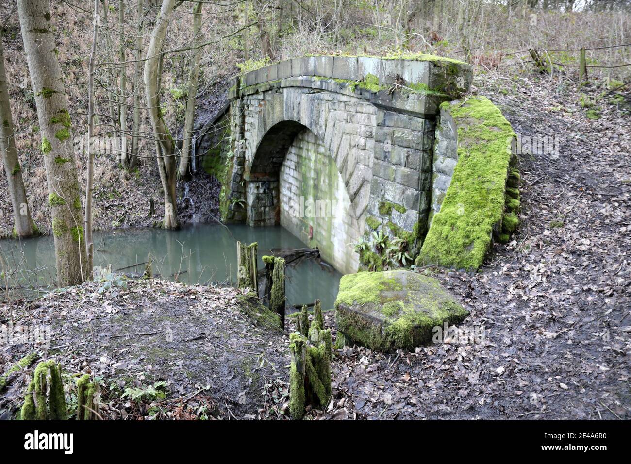 Tunnel Haddon désutilisé construit par Midland Railway en 1863 à Masquer la vue de la ligne de train de Haddon Hall Banque D'Images