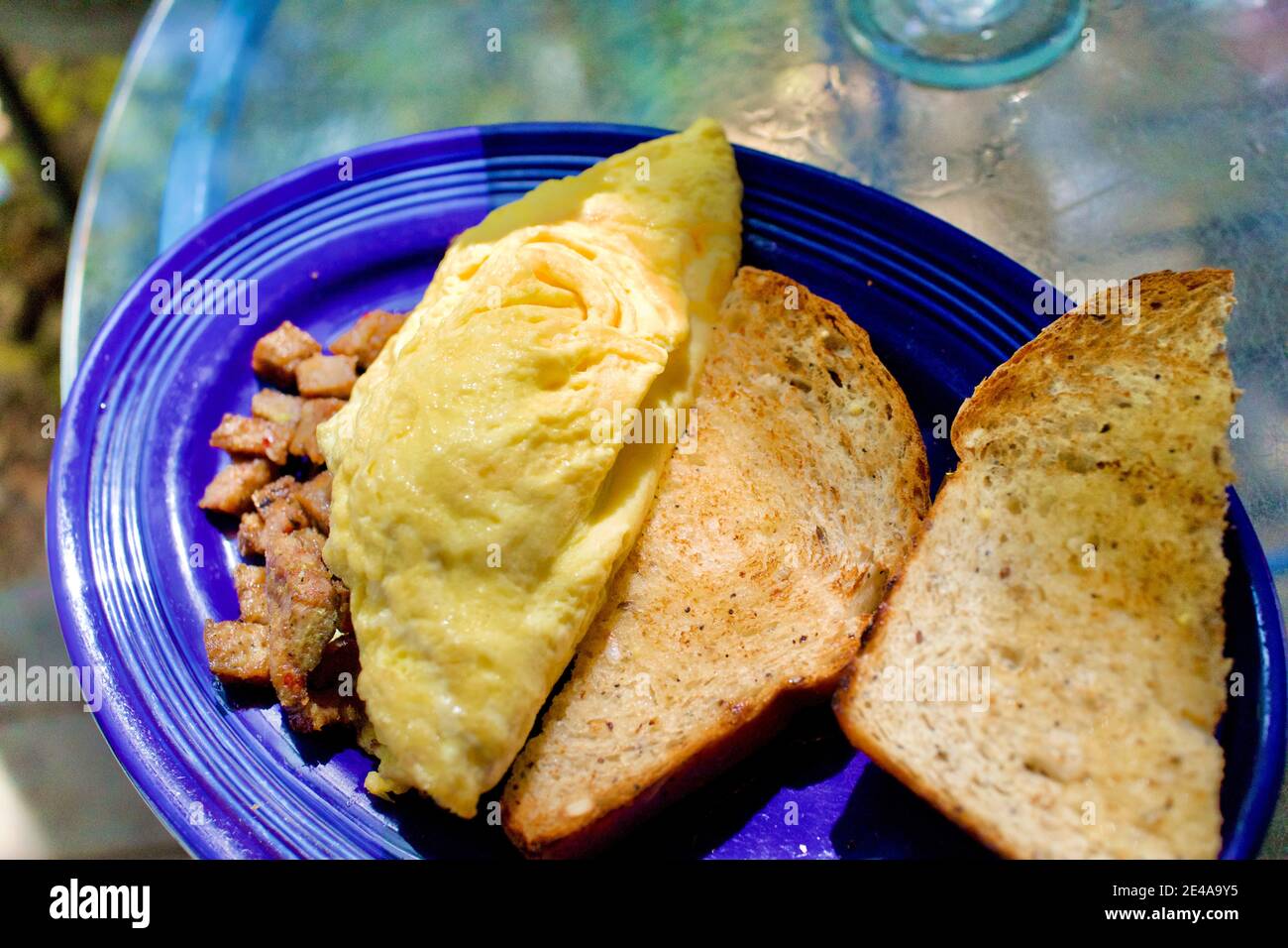 Omelette aux œufs avec toasts et frites maison dans la ville historique de Key West, Floride. Destination de vacances. Banque D'Images Omelette aux œufs avec toasts et frites maison dans la ville historique de Key West, Floride. Destination de vacances. Banque D'Images