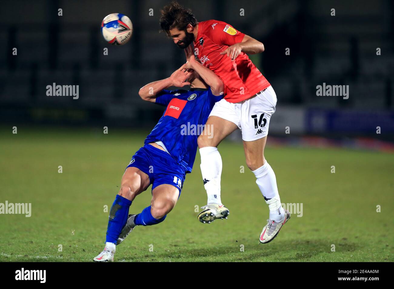 Aaron Martin de Harrogate Town (à gauche) et Jordan Turnbull de Salford City se battent pour le ballon lors du match Sky Bet League Two au stade Peninsula, Salford. Date de la photo: Vendredi 22 janvier 2021. Banque D'Images