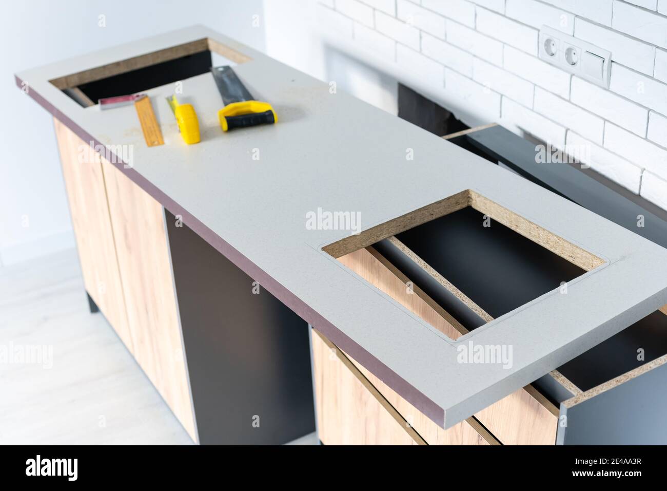 Dans la cuisine, le carré est carré-coupé pour l'installation du plan de  travail Photo Stock - Alamy
