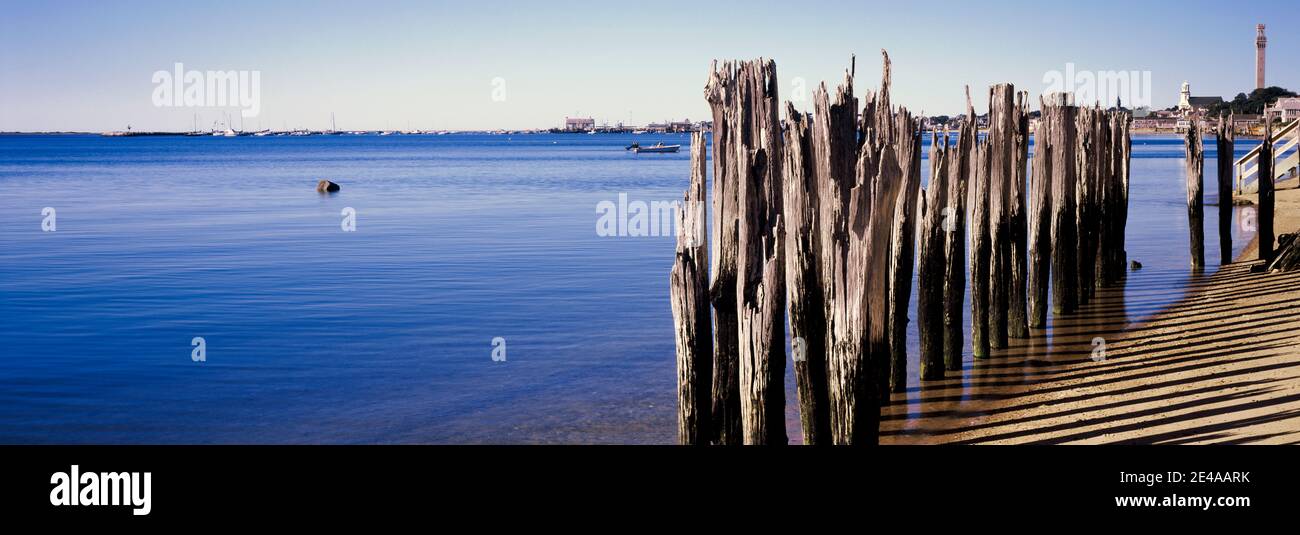 Poteaux en bois sur la plage, Provincetown, Cape Cod, comté de Barnstable, Massachusetts, États-Unis Banque D'Images