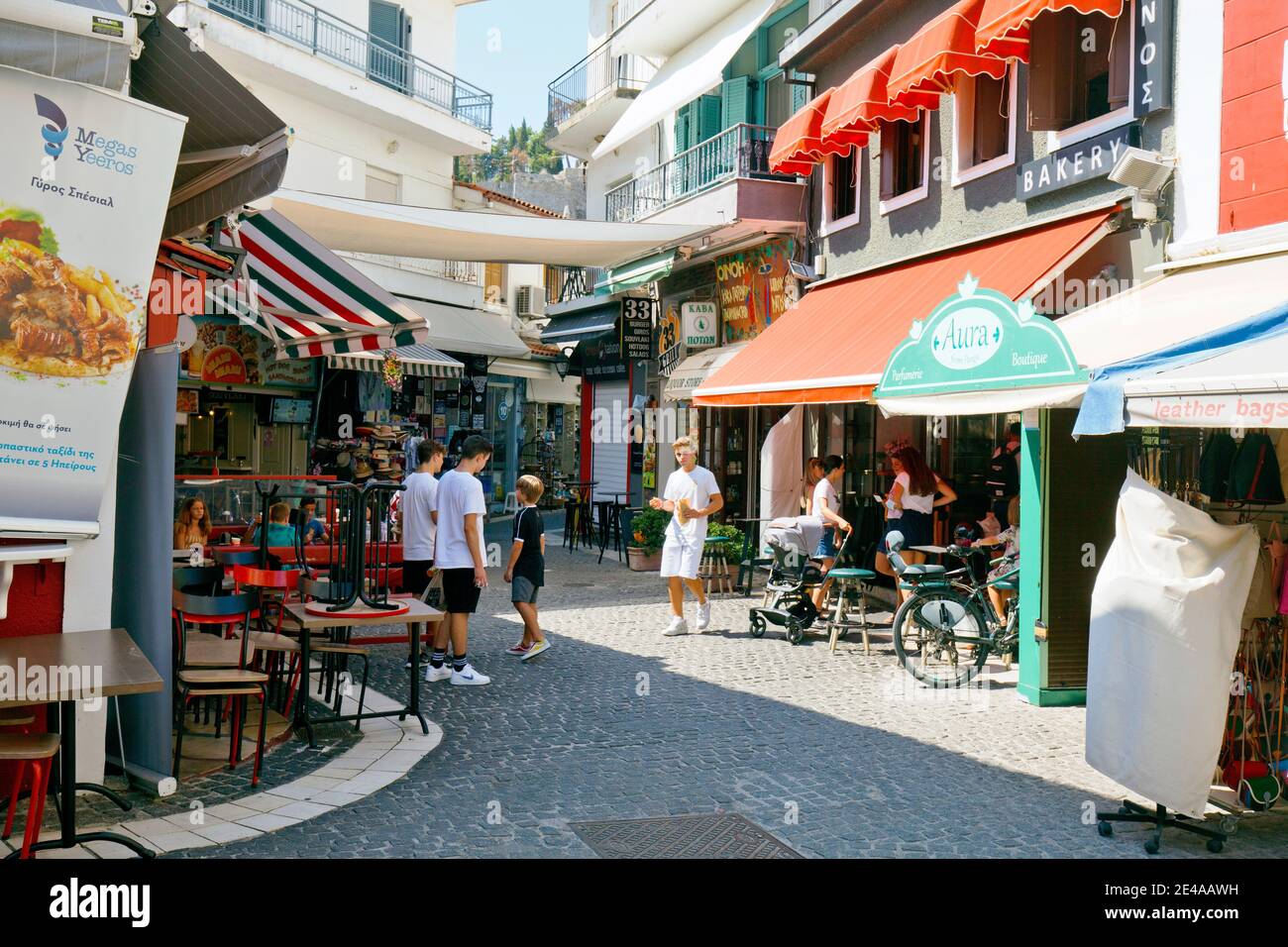 Comportement des gens à Corona Times en Grèce, avec et sans masque, avec des restaurants vides Banque D'Images