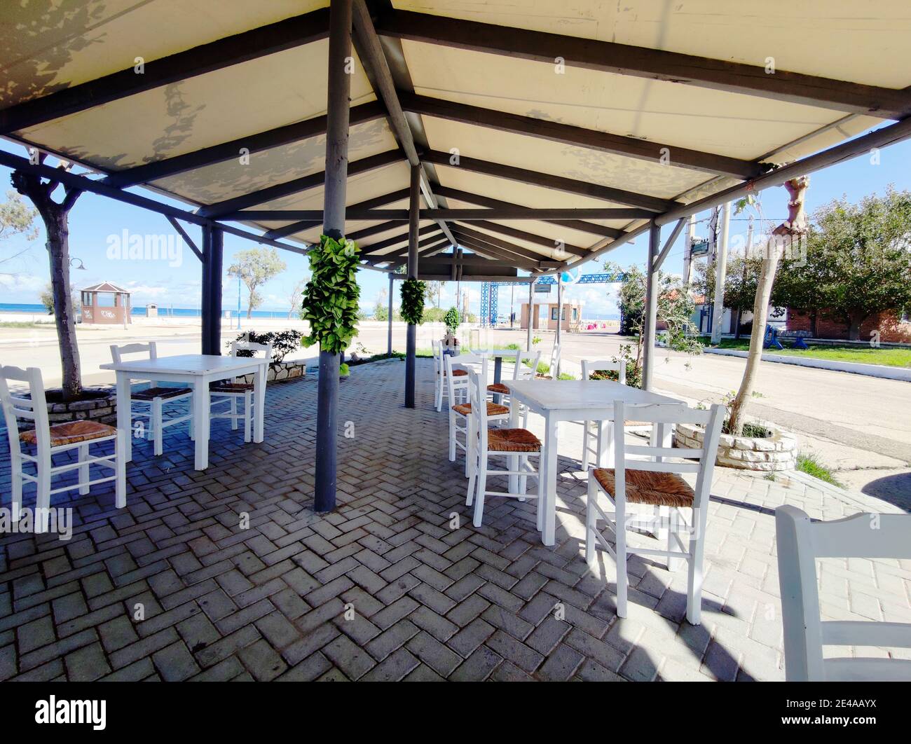 Comportement des gens à Corona Times en Grèce, avec et sans masque, avec des restaurants vides Banque D'Images
