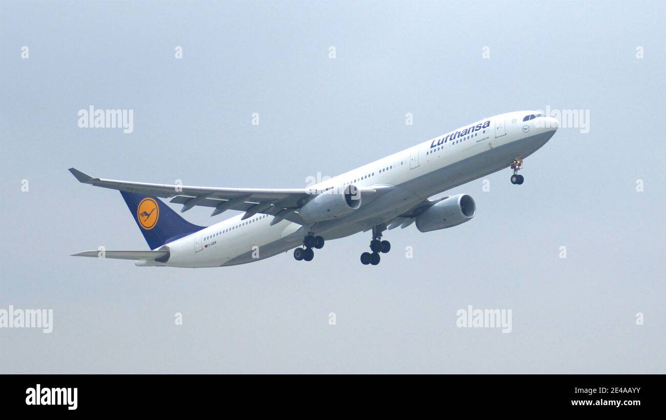 MUNICH, ALLEMAGNE - 11 OCTOBRE 2015 : Lufthansa Airbus A330-343 décollage de la piste nord de l'aéroport de Munich MUC EDDM Banque D'Images MUNICH, ALLEMAGNE - 11 OCTOBRE 2015 : Lufthansa Airbus A330-343 décollage de la piste nord de l'aéroport de Munich MUC EDDM Banque D'Images