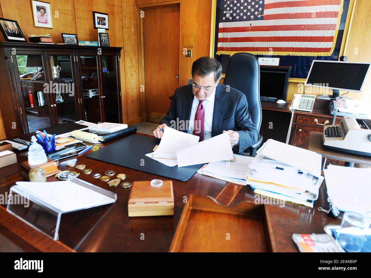 Leon Panetta, directeur de la CIA, pose dans son bureau au siège de la CIA à  Langley, en Virginie, aux États-Unis, le 14 mai 2009. Photo par Olivier  Douliery/ABACAPRESS.COM Photo Stock -