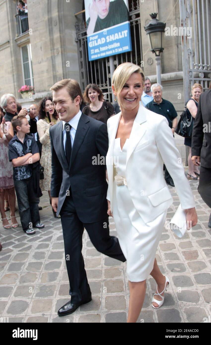 Mariage De Laurence Ferrari Et Renaud Capucon Laurence Ferrari et Renaud Capucon quittent la Mairie du XVIeme  arrondissement de Paris le 3 juillet 2009, apres leur mariage civil. Photo  par ABACAPRESS.COM Photo Stock - Alamy