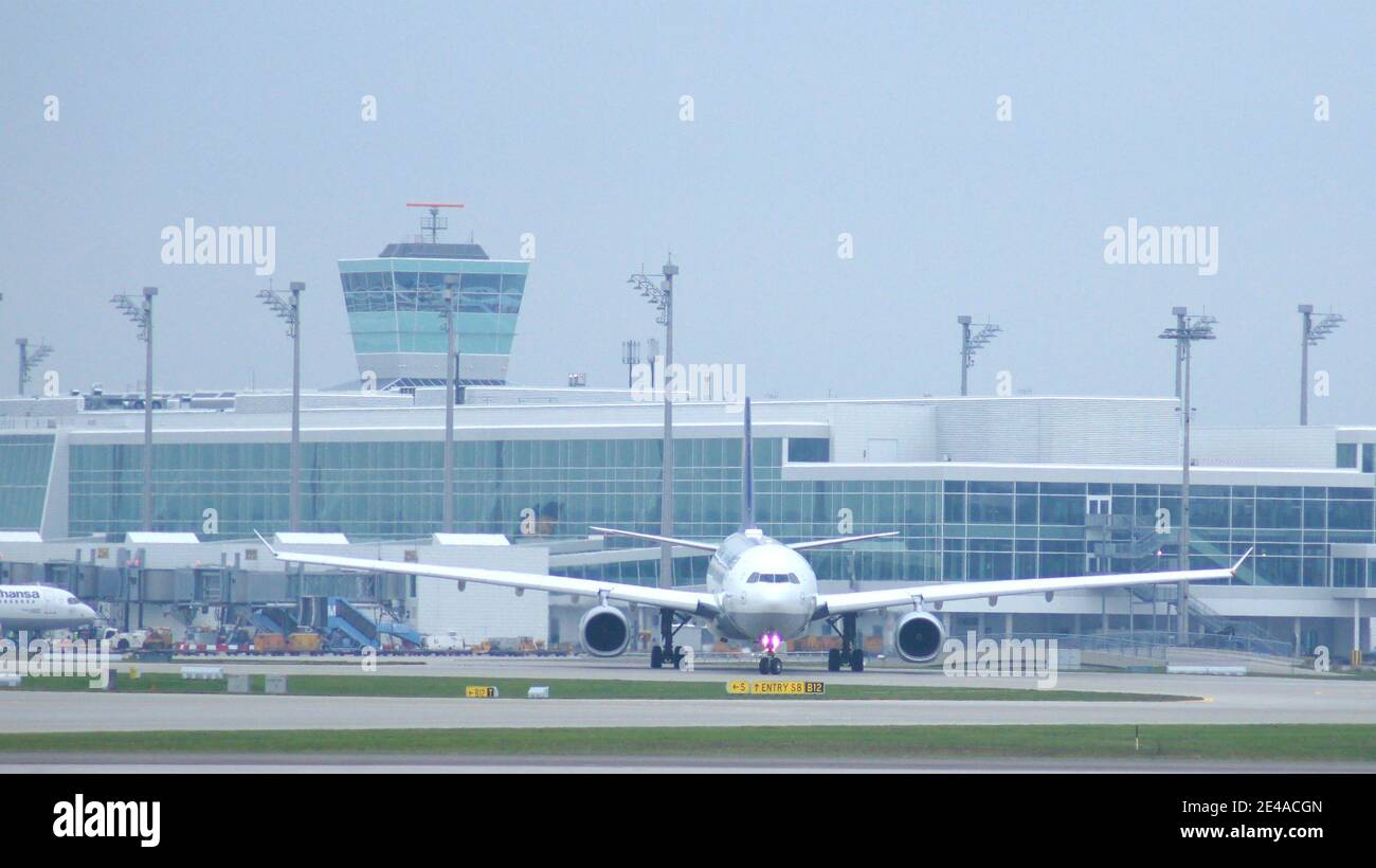 MUNICH, ALLEMAGNE - 11 OCTOBRE 2015 : Lufthansa Airbus A330-300 train de passagers à l'aéroport de Munich MUC Banque D'Images MUNICH, ALLEMAGNE - 11 OCTOBRE 2015 : Lufthansa Airbus A330-300 train de passagers à l'aéroport de Munich MUC Banque D'Images