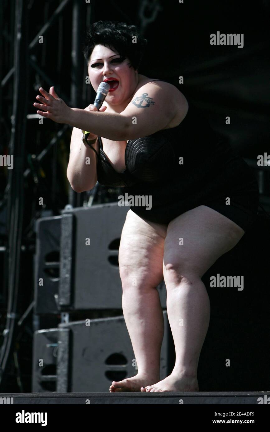 Beth Ditto de Gossip se produit en direct pendant le festival de la place principale 2009 à Arras, au nord de la France, le 4 juillet 2009. Photo de Mikael Libert/ABACAPRESS.COM Banque D'Images