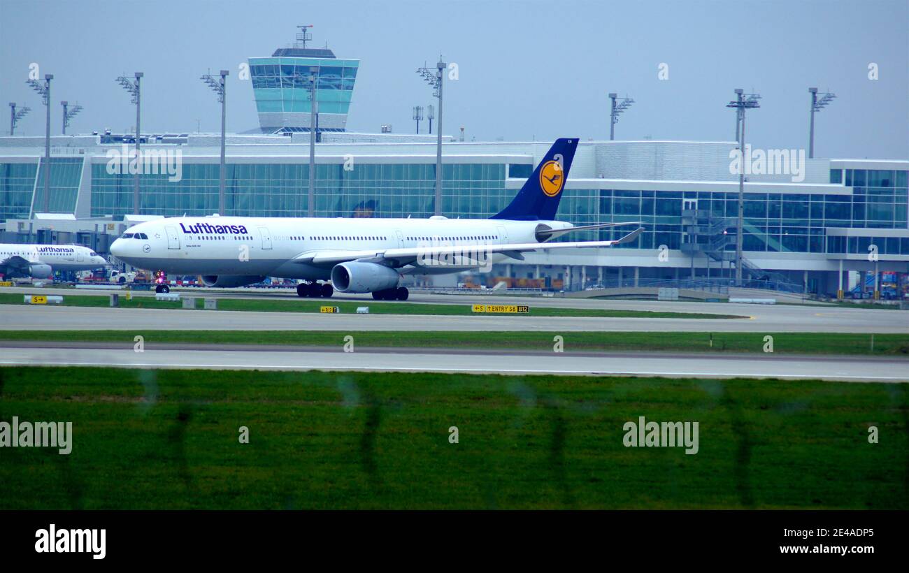 MUNICH, ALLEMAGNE - 11 OCTOBRE 2015 : Lufthansa Airbus A330-300 train de passagers à l'aéroport de Munich MUC Banque D'Images MUNICH, ALLEMAGNE - 11 OCTOBRE 2015 : Lufthansa Airbus A330-300 train de passagers à l'aéroport de Munich MUC Banque D'Images