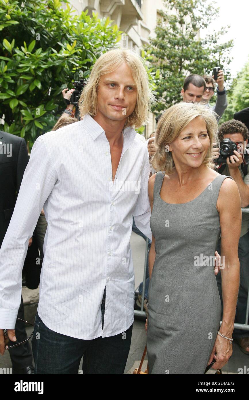Arnaud Lemaire et sa petite amie Claire Chazal arrivent au salon de la collection haute-Couture automne-hiver 2009-2010 de Christian Dior à Paris, en France, le 6 juillet 2009. Photo de Denis Guignebourg/ABACAPRESS.COM Banque D'Images