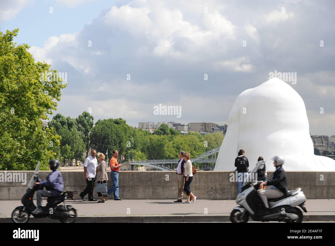 Un iceberg géant est exposé sur la Seine, dans le cadre d'une campagne médiatique menée par Greenpeace pour attirer l'attention sur le changement climatique, à Paris, en France, le 7 juillet 2009. Photo par Ammar Abd Rabbo/ABACAPRESS.COM Banque D'Images