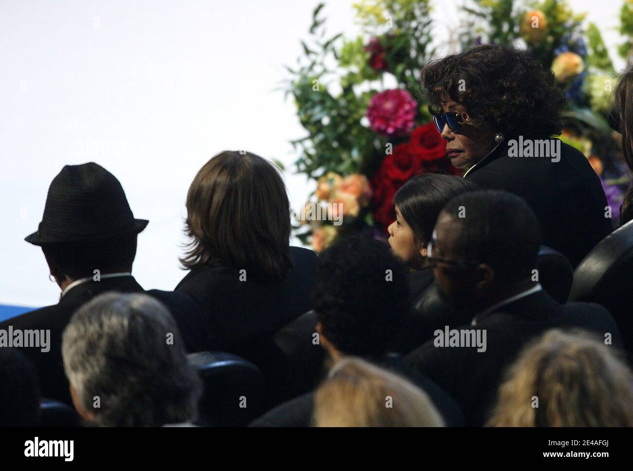 Joe et Katherine Jackson sont assis avec les enfants de Michael Jackson pendant le service commémoratif le service commémoratif de Michael Jackson au Staples Center de Los Angeles, CA, États-Unis, le 7 juillet 2009. Photo de Mario Anzuoni/Reuters/PA-ABACAPRESS.COM (photo : Katherine Jackson, Joe Jackson) Banque D'Images