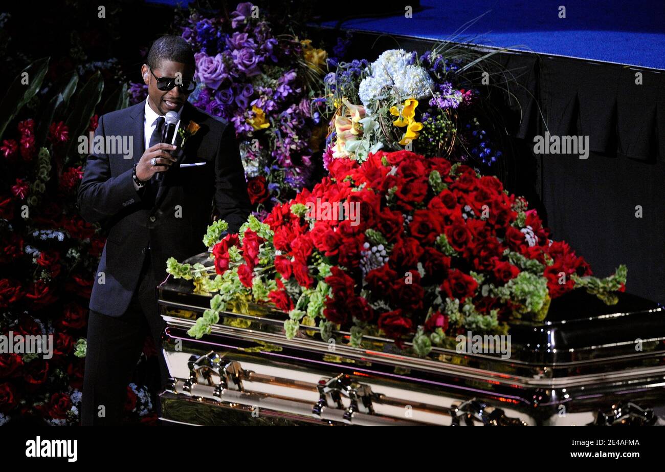 LOS ANGELES, CA - 07 JUILLET : Singer Usher se produit à côté du cercueil au service de mémorial public Michael Jackson qui s'est tenu au Staples Center le 7 juillet 2009 à Los Angeles, en Californie. Jackson, 50 ans, la célèbre star pop, est décédé au centre médical d'UCLA après avoir été arrêté cardiaque dans sa maison de location le 25 juin à Los Angeles, en Californie. (Photo de Kevork Djansezian/Getty Images) Banque D'Images