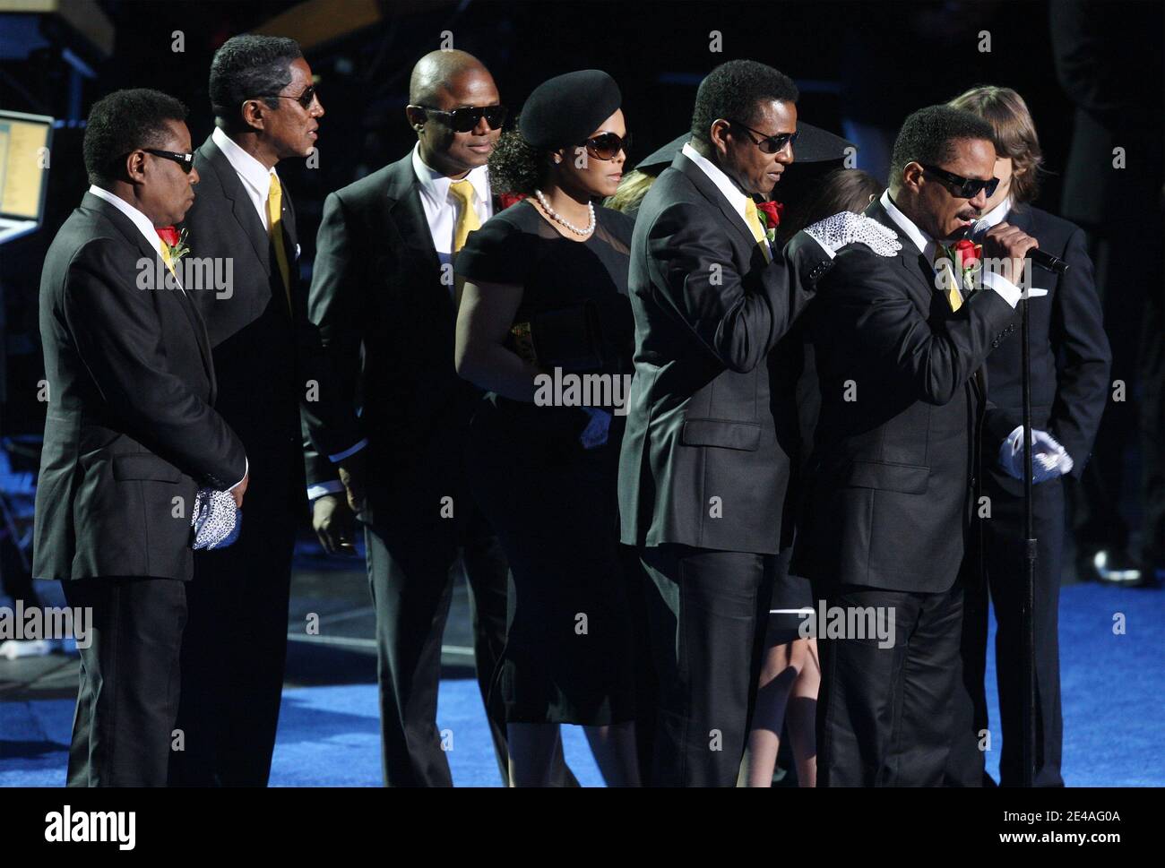 Frère Et Soeur De Michael Jackson Les frères et sœurs de Michael Jackson (G-D) Tito, Jermaine, Randy, Janet  et Jackie se tiennent sur scène comme frère Marlon Jackson élulogise  pendant le service commémoratif de Michael Jackson au Staples
