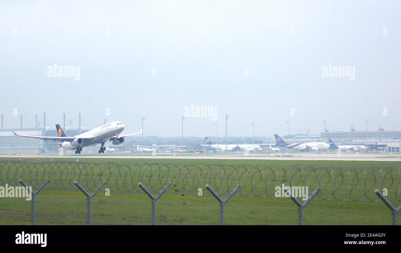 MUNICH, ALLEMAGNE - 11 OCTOBRE 2015 : Lufthansa Airbus A330-343 décollage de la piste nord de l'aéroport de Munich MUC EDDM Banque D'Images MUNICH, ALLEMAGNE - 11 OCTOBRE 2015 : Lufthansa Airbus A330-343 décollage de la piste nord de l'aéroport de Munich MUC EDDM Banque D'Images