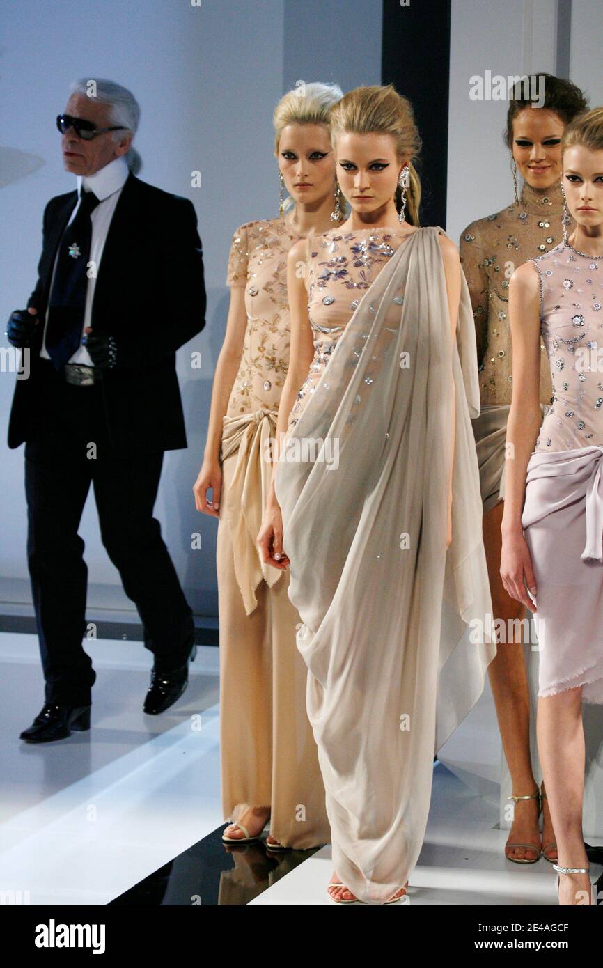 Les modèles présentent une création de Karl Lagerfeld pour le salon de la  collection haute-Couture automne-hiver 2009/2010 de Chanel qui s'est tenu  au Grand Palais à Paris, en France, le 07 juillet