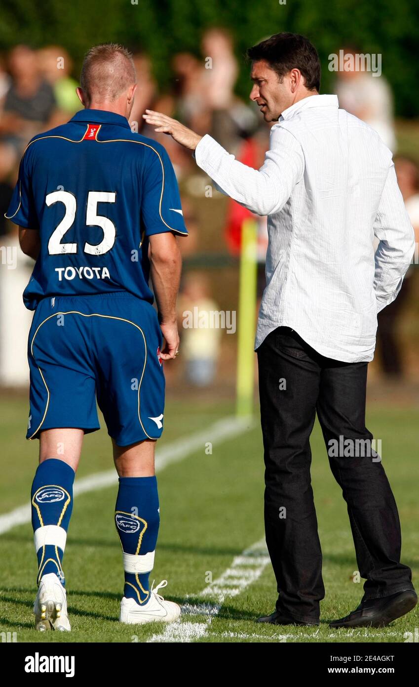 L'entraîneur de Valenciennes Philippe Montanier avec le joueur de football Rudy Mater lors d'un match de football amical, Valenciennes FC vs Courtrai (club belge) au stade Marly de Valenciennes, France, le 4 juillet 2009. Photo de Sylvain Lefevre/AB Banque D'Images