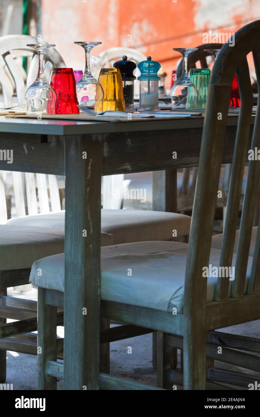 Chaises et table dans un restaurant, Nonza, Cap Corse, haute-Corse, Corse, France Banque D'Images