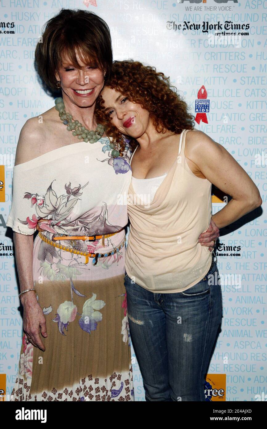 (G-D) Mary Tyler Moore et Bernadette Peters assistent à la 11e édition annuelle des barks de Broadway au théâtre Shubert le 11 juillet 2009 à New York, NY. Photo d'Anton Pak/ABACAPRESS.COM (photo : Tyler Moore , Bernadette Peters). Banque D'Images