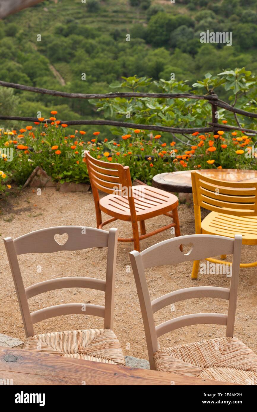 Vue sur les chaises et la table, Pigna, la Balagne, haute-Corse, Corse, France Banque D'Images