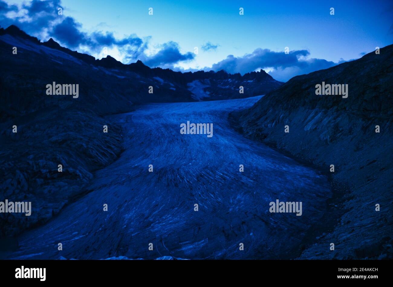 vue fantastique sur le grand glacier du rhône la nuit et les montagnes du canton du valais. Glace éternelle près du col de Furka, en Suisse. Point de vue Banque D'Images