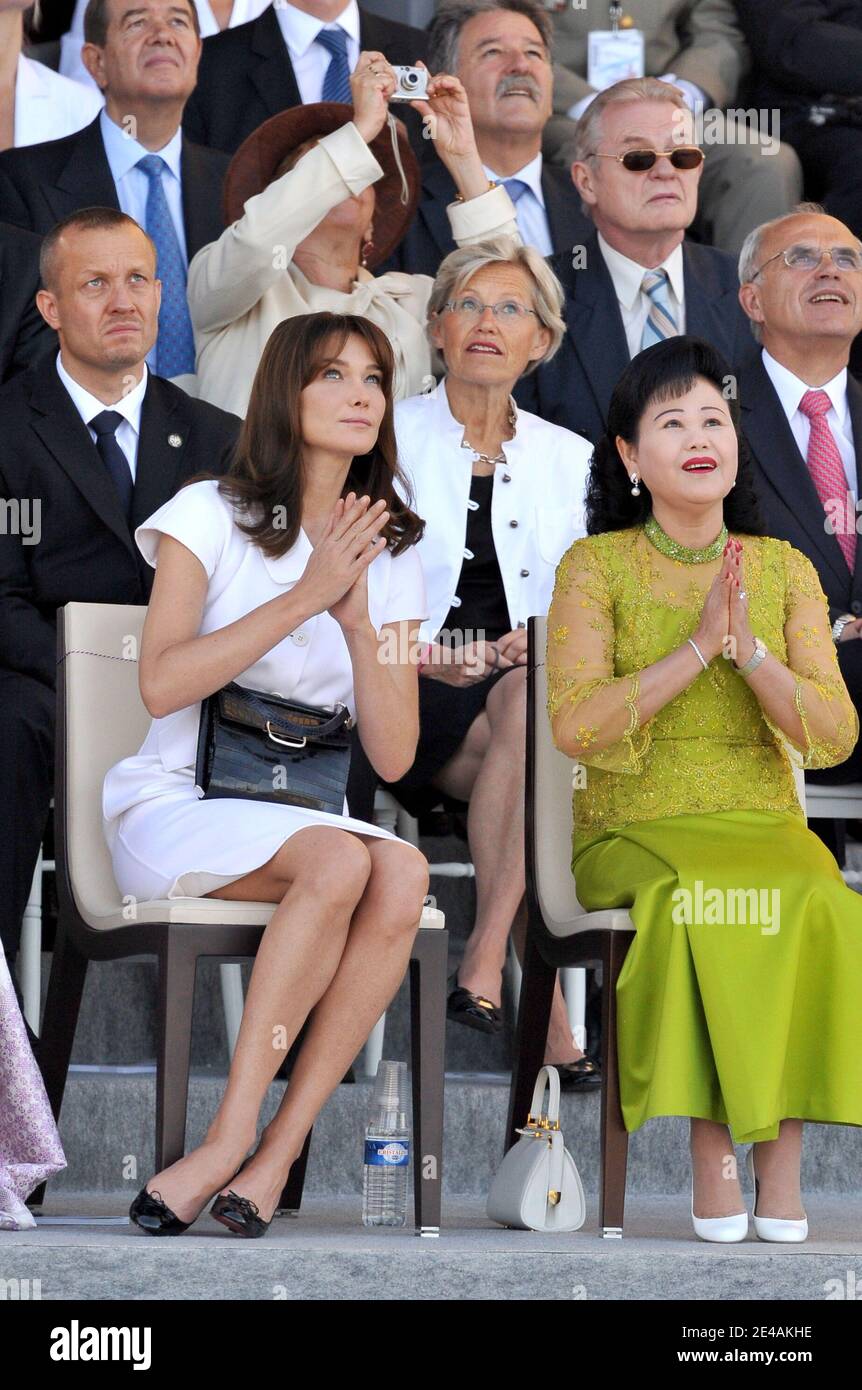 La première dame française Carla Bruni-Sarkozy et la femme du Premier ministre cambodgien Hun Sen, Bun Rany Hun Sen, assistent à la place de la Concorde lors du défilé de la Bastille sur l'avenue des champs-Elysées, à Paris, en France, le 14 juillet 2009. Les troupes indiennes sont présentes au défilé militaire français du 14 juillet, avec un détachement de 400 hommes qui s'est enorgueillit des champs-Élysées sous les yeux du Premier ministre indien. Photo de Thierry Orban/ABACAPRESS.COM Banque D'Images