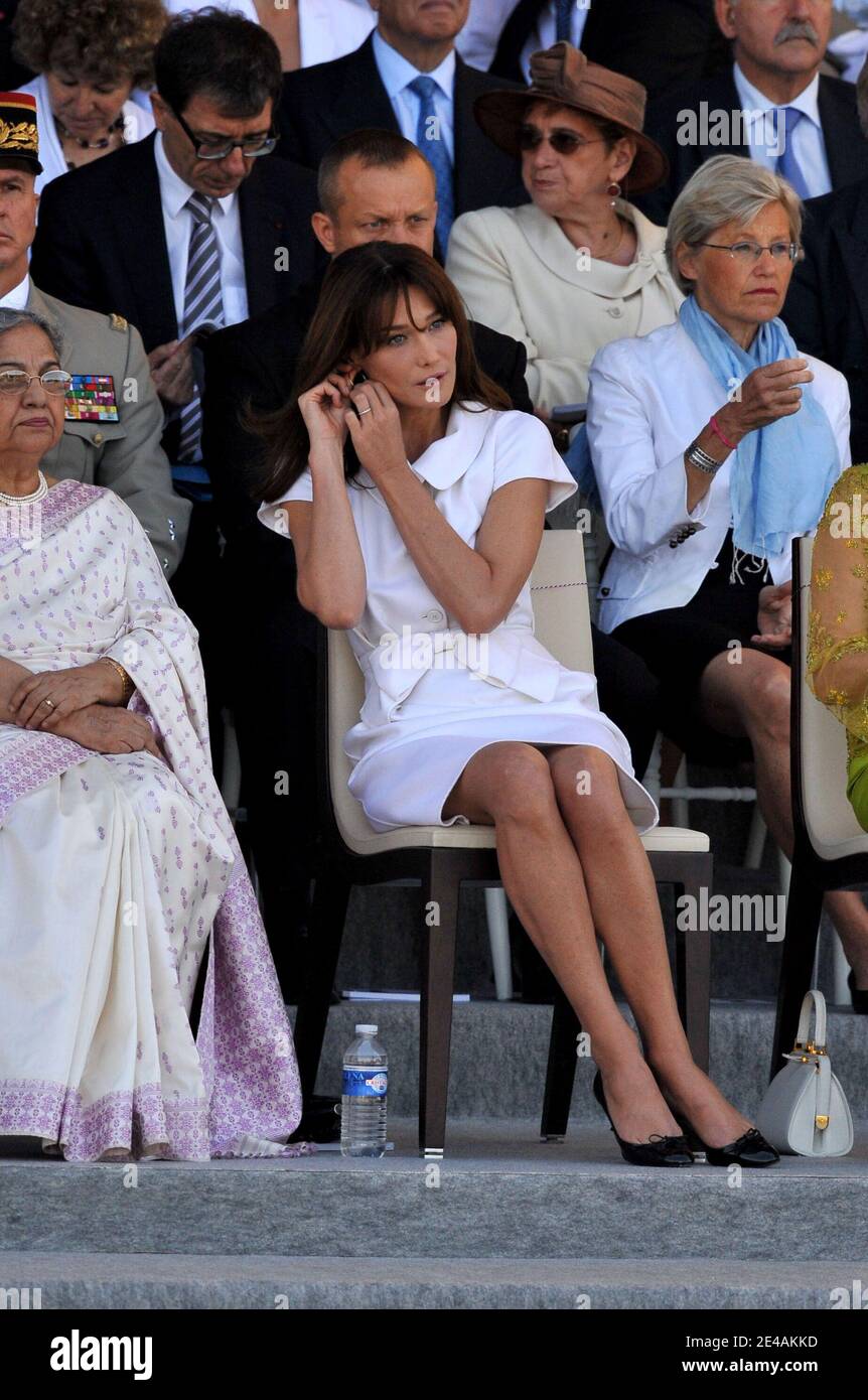 La première dame indienne Gursharan Kaur, la première dame française Carla Bruni-Sarkozy et l'épouse du Premier ministre cambodgien Hun Sen Bun Rany Hun Sen assistent à la place de la Concorde lors du défilé de la Bastille sur l'avenue des champs-Elysées, à Paris, en France, le 14 juillet 2009. Les troupes indiennes sont présentes au défilé militaire français du 14 juillet, avec un détachement de 400 hommes qui s'est enorgueillit des champs-Élysées sous les yeux du Premier ministre indien. Photo de Thierry Orban/ABACAPRESS.COM Banque D'Images