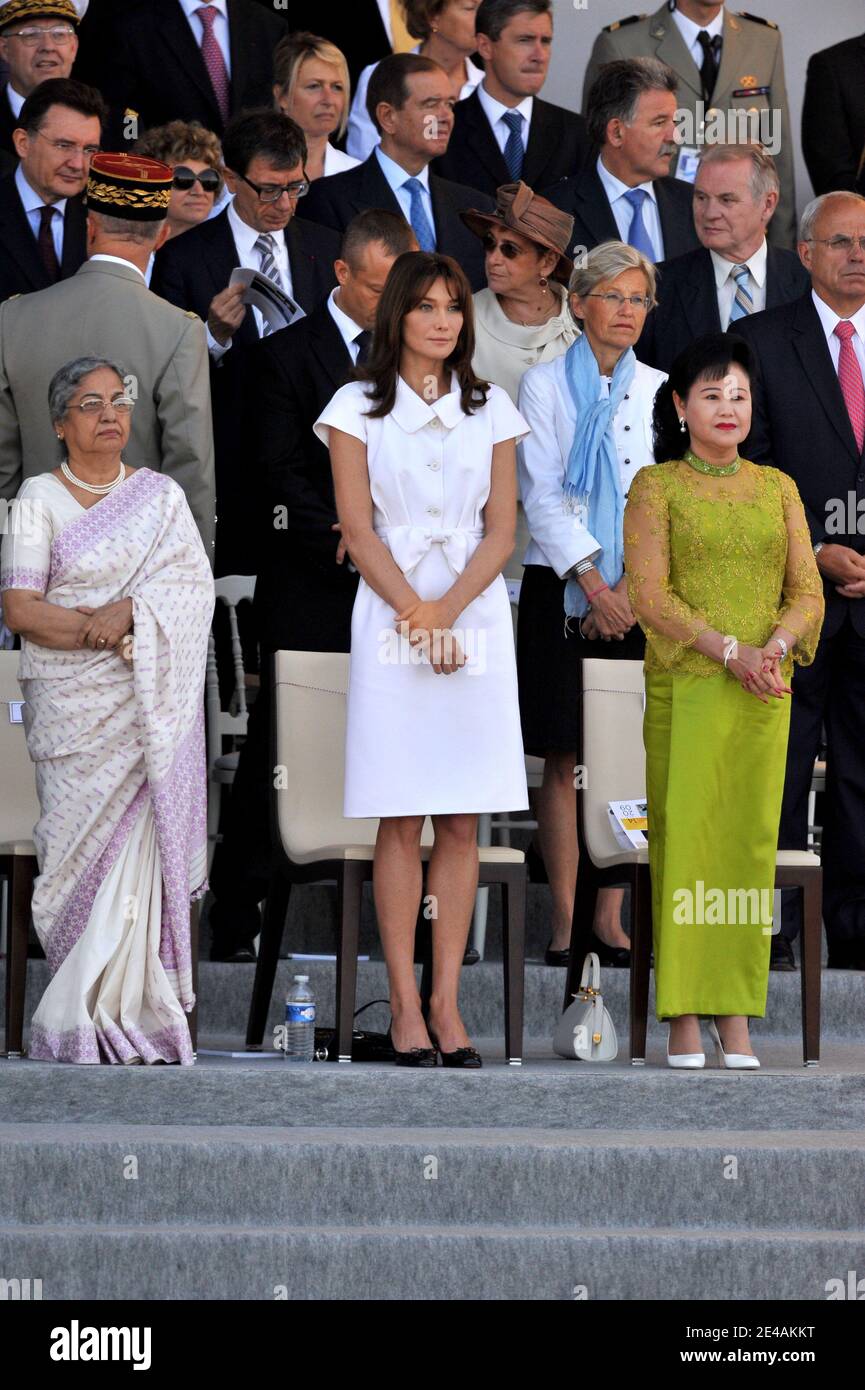La première dame indienne Gursharan Kaur, la première dame française Carla Bruni-Sarkozy, l'épouse du Premier ministre cambodgien Hun Sen, Bun Rany Hun Sen, assistent à la place de la Concorde lors du défilé de la Bastille sur l'avenue des champs-Elysées, à Paris, en France, le 14 juillet 2009. Les troupes indiennes sont présentes au défilé militaire français du 14 juillet, avec un détachement de 400 hommes qui s'est enorgueillit des champs-Élysées sous les yeux du Premier ministre indien. Photo de Thierry Orban/ABACAPRESS.COM Banque D'Images