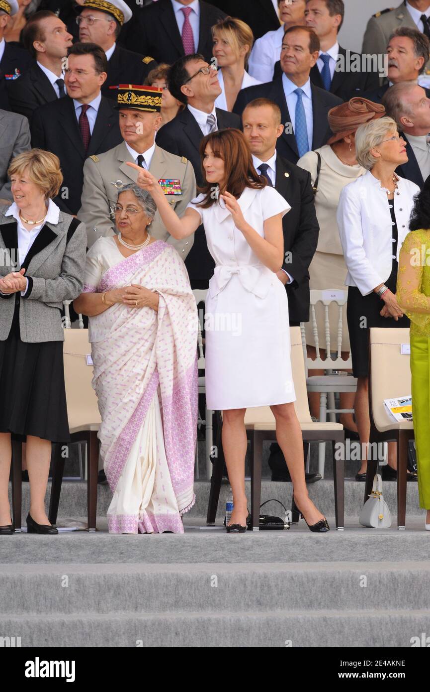 Le Secrétaire général de l'OTAN, Jeannine de Hoop Scheffer, l'épouse de Jaap de Hoop Scheffer, la première dame indienne Gursharan Kaur, la première dame française Carla Bruni-Sarkozy et la femme du Premier ministre cambodgien Hun Sen, Bun Rany Hun Sen, assistent à la place de la Concorde lors du défilé de la Bastille sur l'avenue des champs-Elysées, À Paris, France, le 14 juillet 2009. Les troupes indiennes sont présentes au défilé militaire français du 14 juillet, avec un détachement de 400 hommes qui s'est enorgueillit des champs-Élysées sous les yeux du Premier ministre indien. Photo de Thierry Orban/ABACAPRESS.COM Banque D'Images