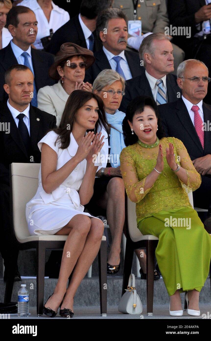 La première dame française Carla Bruni-Sarkozy, l'épouse du Premier ministre cambodgien Hun Sen, Bun Rany Hun Sen, assistent à la place de la Concorde lors du défilé de la Bastille sur l'avenue des champs-Elysées, à Paris, en France, le 14 juillet 2009. Les troupes indiennes sont présentes au défilé militaire français du 14 juillet, avec un détachement de 400 hommes qui s'est enorgueillit des champs-Élysées sous les yeux du Premier ministre indien. Photo de Thierry Orban/ABACAPRESS.COM Banque D'Images