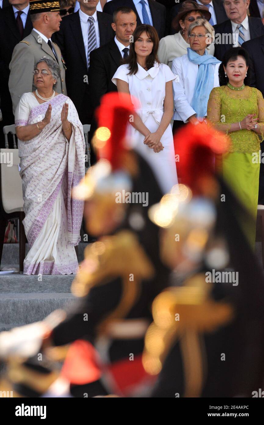 La première dame indienne Gursharan Kaur, la première dame française Carla Bruni-Sarkozy, l'épouse du Premier ministre cambodgien Hun Sen, Bun Rany Hun Sen, assistent à la place de la Concorde lors du défilé de la Bastille sur l'avenue des champs-Elysées, à Paris, en France, le 14 juillet 2009. Les troupes indiennes sont présentes au défilé militaire français du 14 juillet, avec un détachement de 400 hommes qui s'est enorgueillit des champs-Élysées sous les yeux du Premier ministre indien. Photo de Thierry Orban/ABACAPRESS.COM Banque D'Images