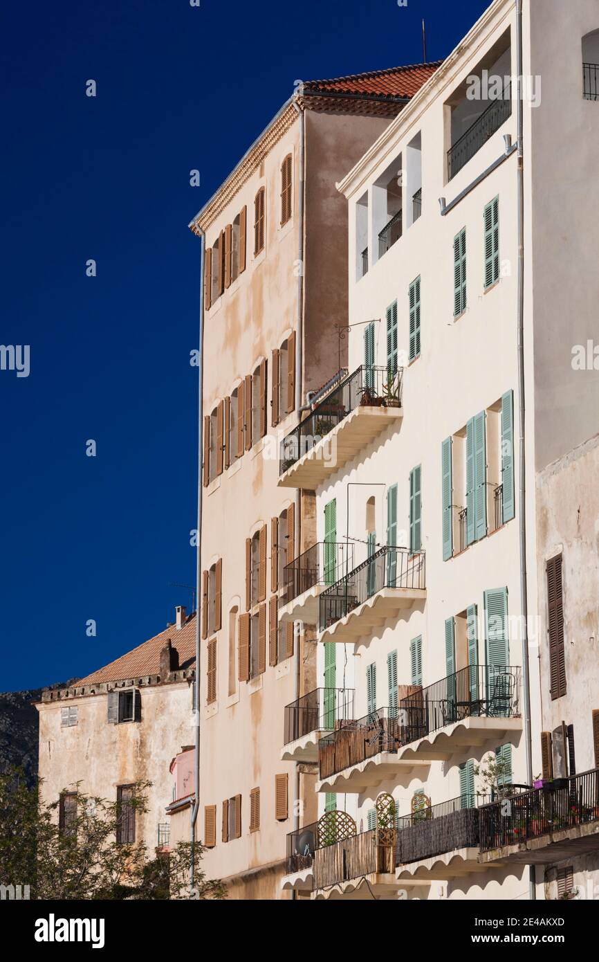 Vue à angle bas des bâtiments, Calvi, la Balagne, haute-Corse, Corse, France Banque D'Images