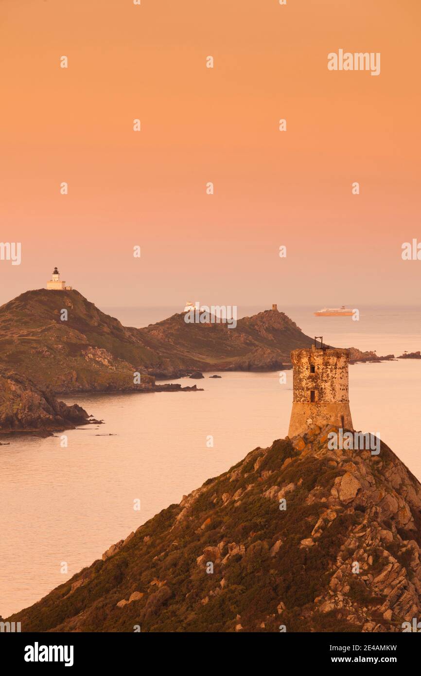 Vue sur la mer depuis une tour, Iles Sanguinaires, Pointe de la Pirata, Ajaccio, Corse-du-Sud, Corse, France Banque D'Images