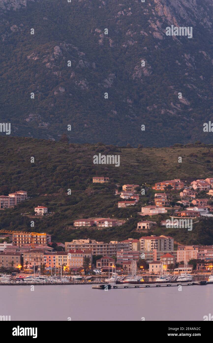 Vue panoramique sur une ville au bord de l'eau, Propriano, Corse-du-Sud, Corse, France Banque D'Images