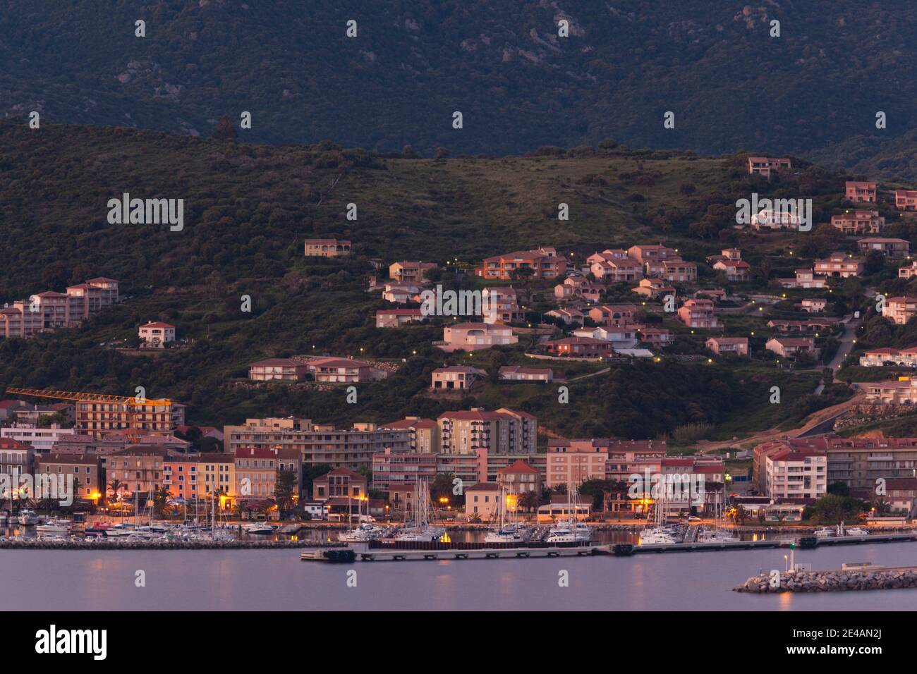 Vue panoramique sur une ville au bord de l'eau, Propriano, Corse-du-Sud, Corse, France Banque D'Images